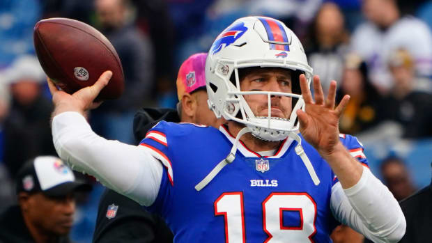 Bills backup quarterback Case Keenum warms up before a game in 2022.